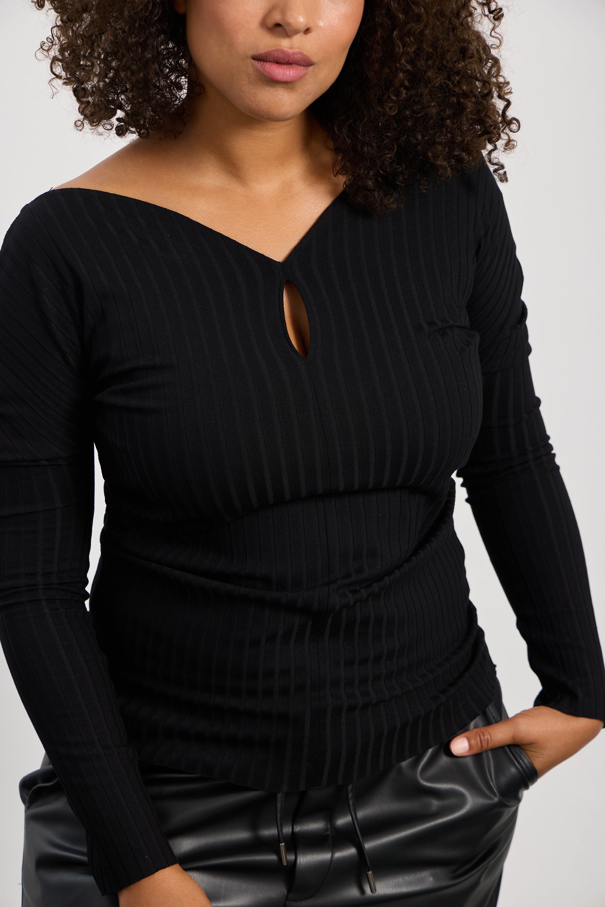 BRETT V Yaka Pencereli Bluz Siyah