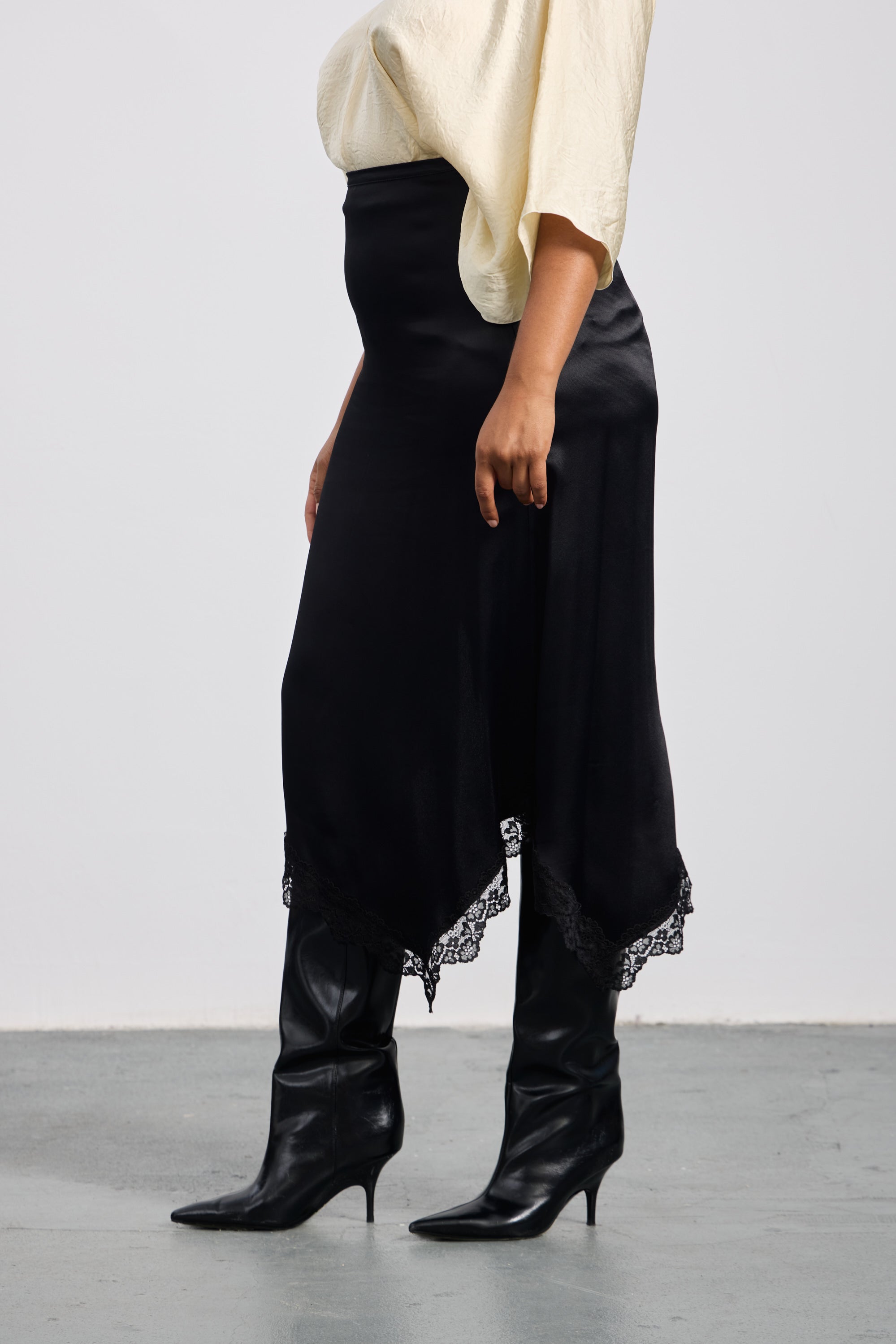 GIO Dantel Detaylı Midi Saten Etek Siyah