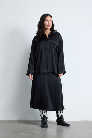 JESSICA Geniş Kollu Büyük Beden Siyah Saten Gömlek | Luokk