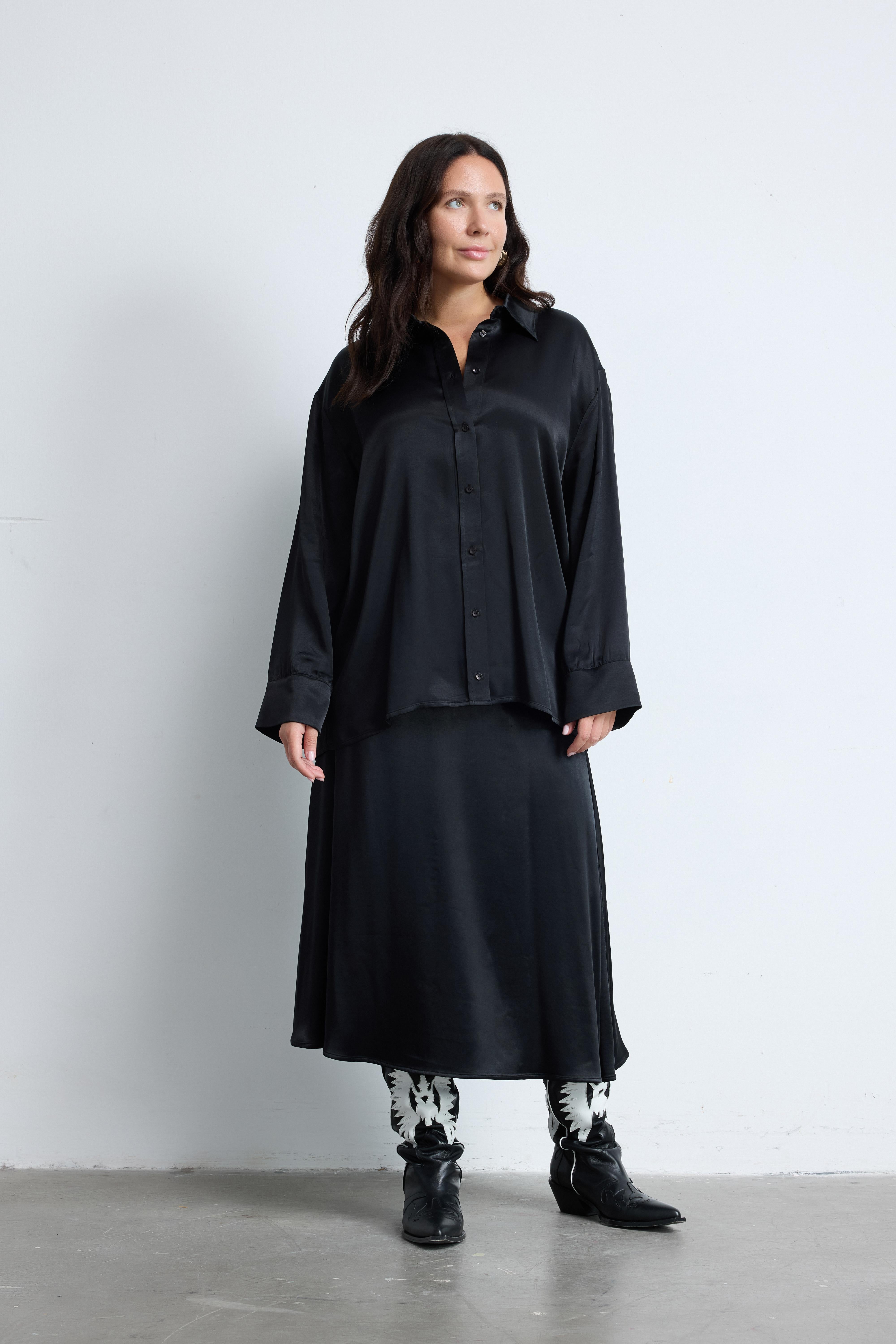 JESSICA Geniş Kollu Büyük Beden Siyah Saten Gömlek | Luokk