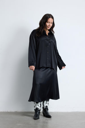 JESSICA Geniş Kollu Büyük Beden Siyah Saten Gömlek | Luokk