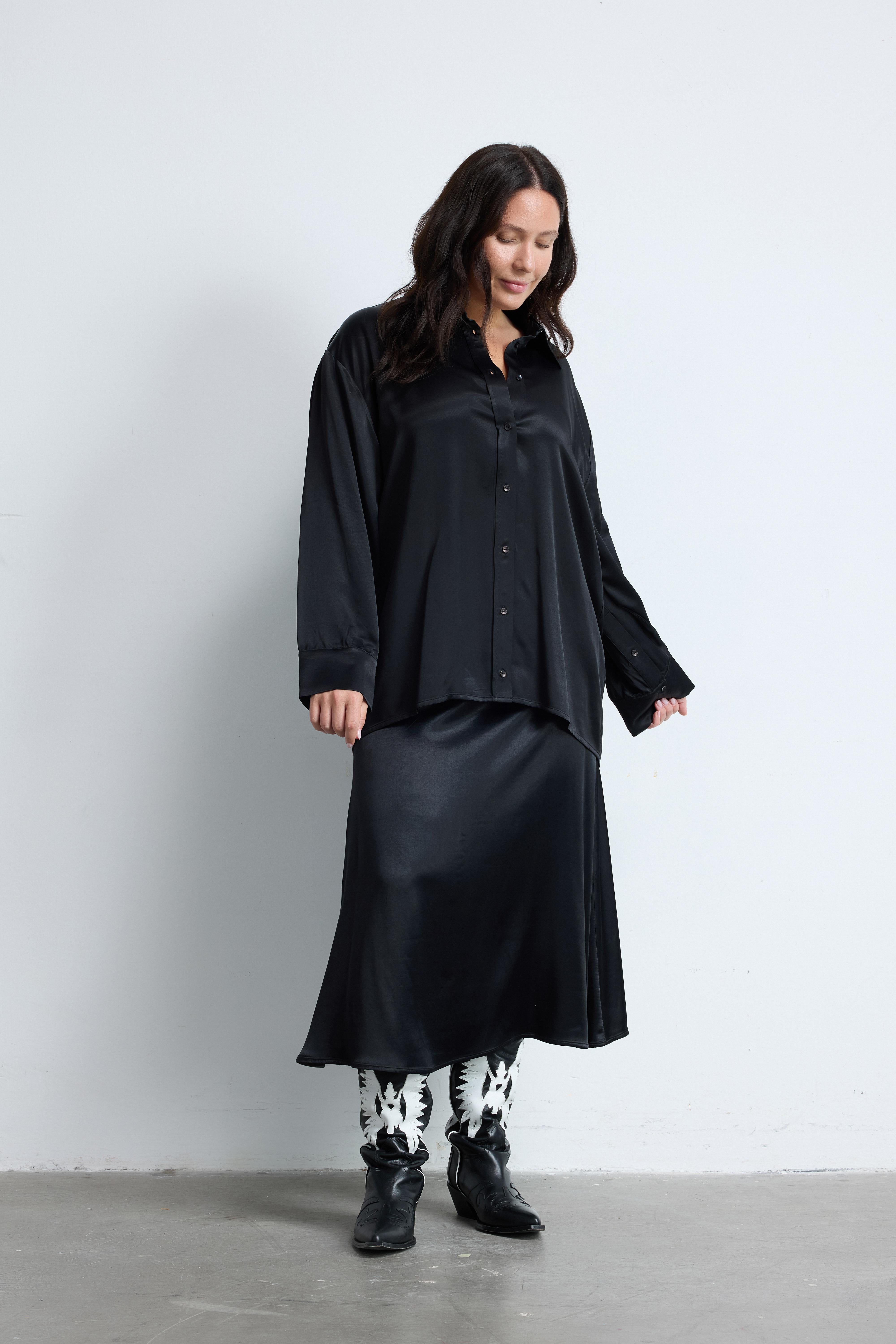 JESSICA Geniş Kollu Büyük Beden Siyah Saten Gömlek | Luokk