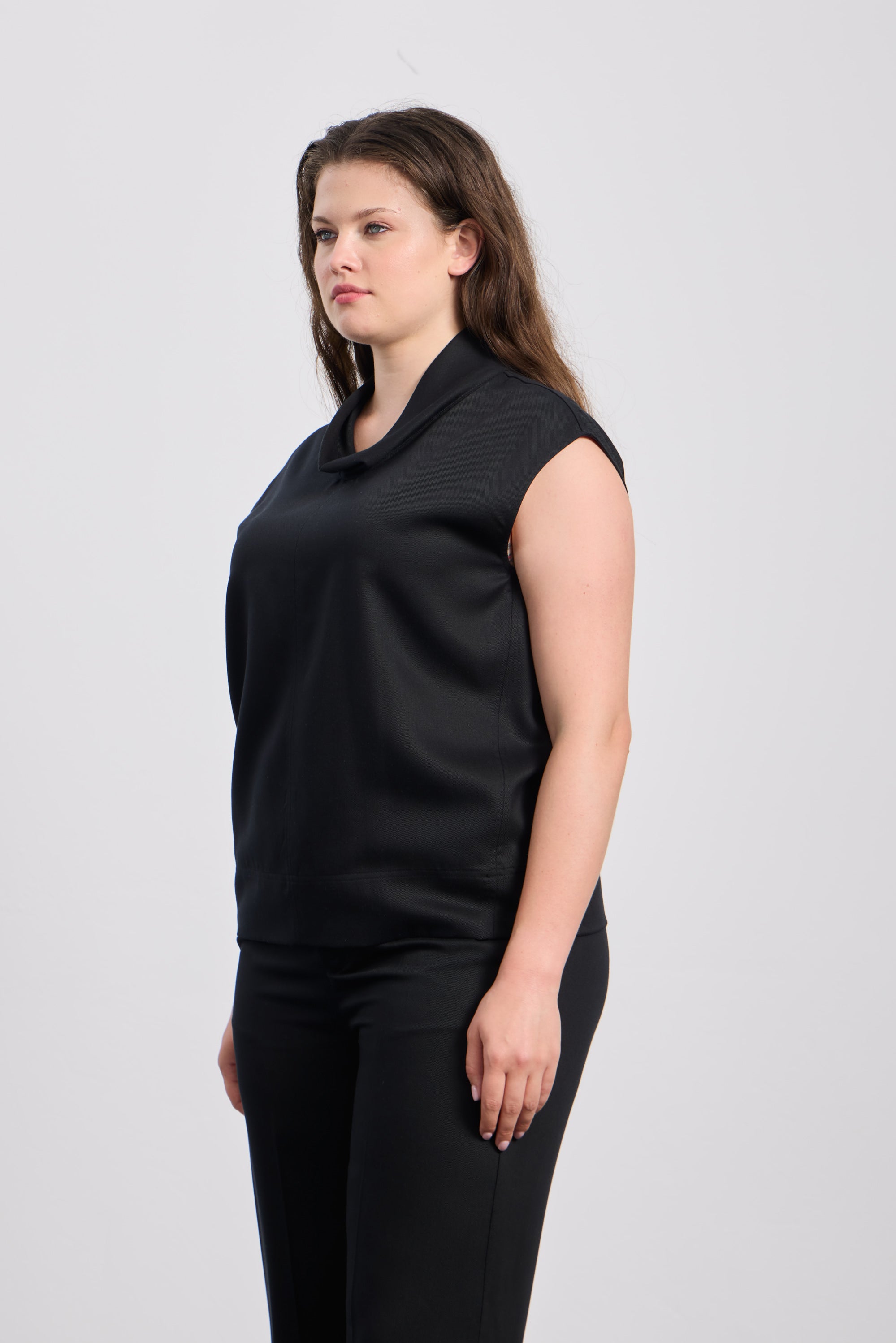 LOLA Düşük Yaka Kolsuz Bluz Siyah