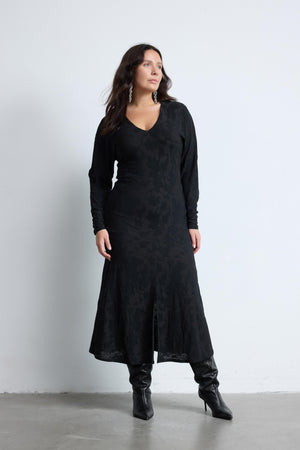 MISHA V Yaka Desenli Yarasa Kol Yırtmaçlı Büyük Beden Elbise Siyah | Luokk