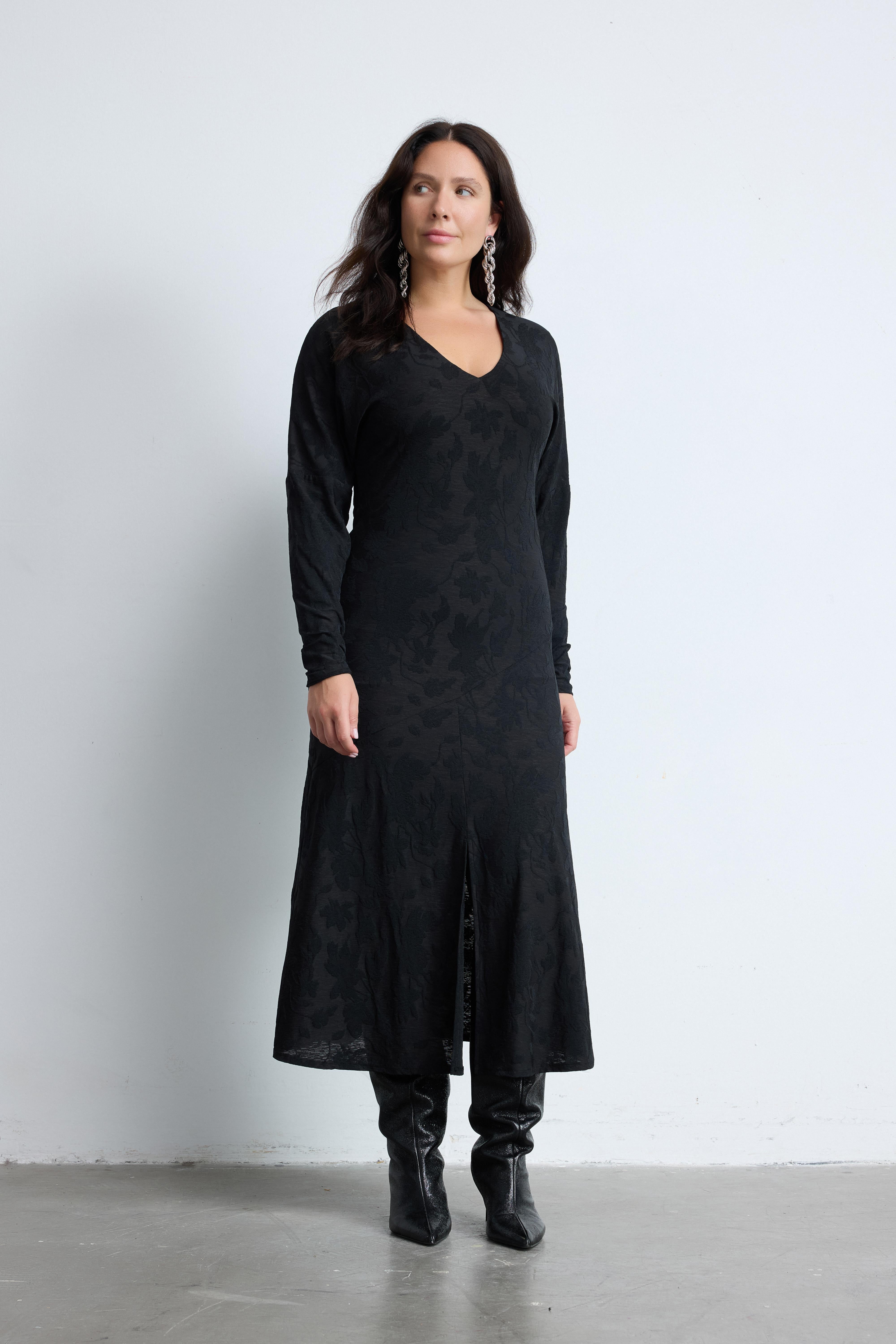 MISHA V Yaka Desenli Yarasa Kol Yırtmaçlı Büyük Beden Elbise Siyah | Luokk