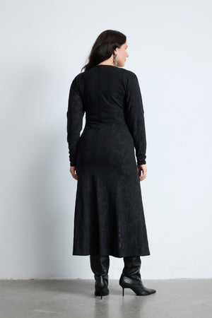 MISHA V Yaka Desenli Yarasa Kol Yırtmaçlı Büyük Beden Elbise Siyah | Luokk