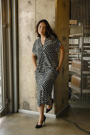 TAILA V Yaka Yırtmaçlı Dökümlü Büyük Beden Elbise Bej-Siyah | Luokk