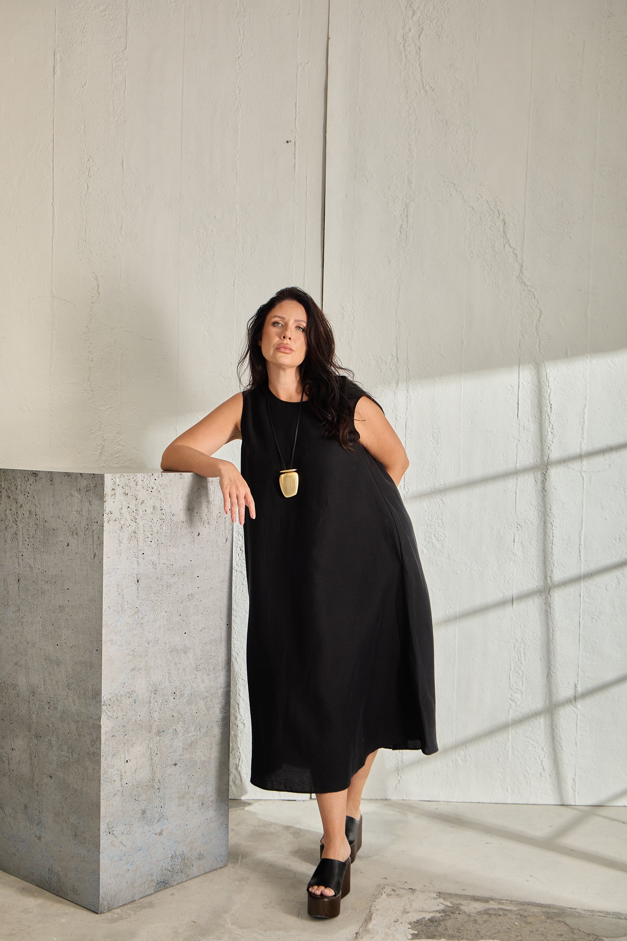 ARMIA Plus Size Black Midi Dress with Twist Back Detail
