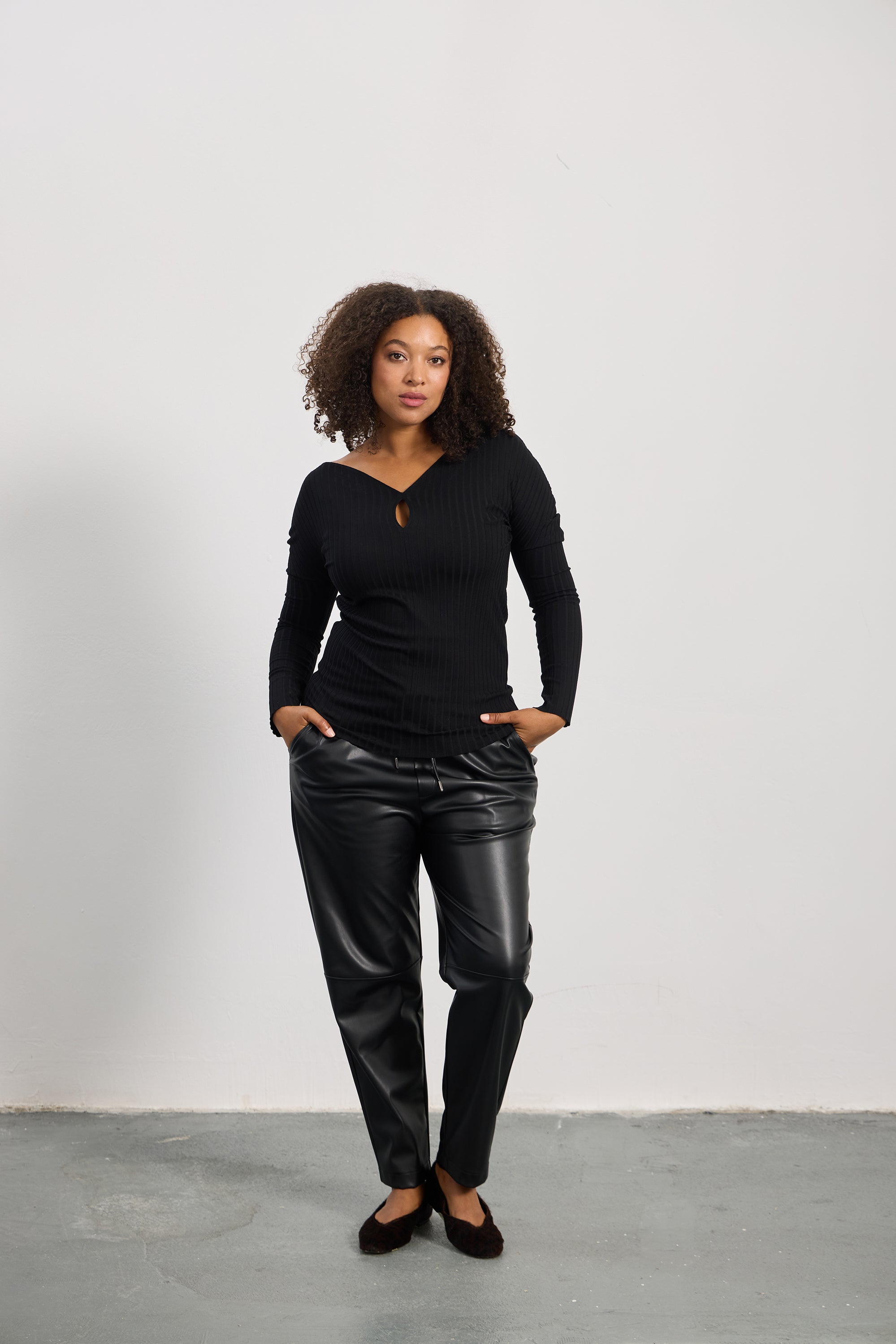 BRETT V Yaka Pencereli Bluz Siyah