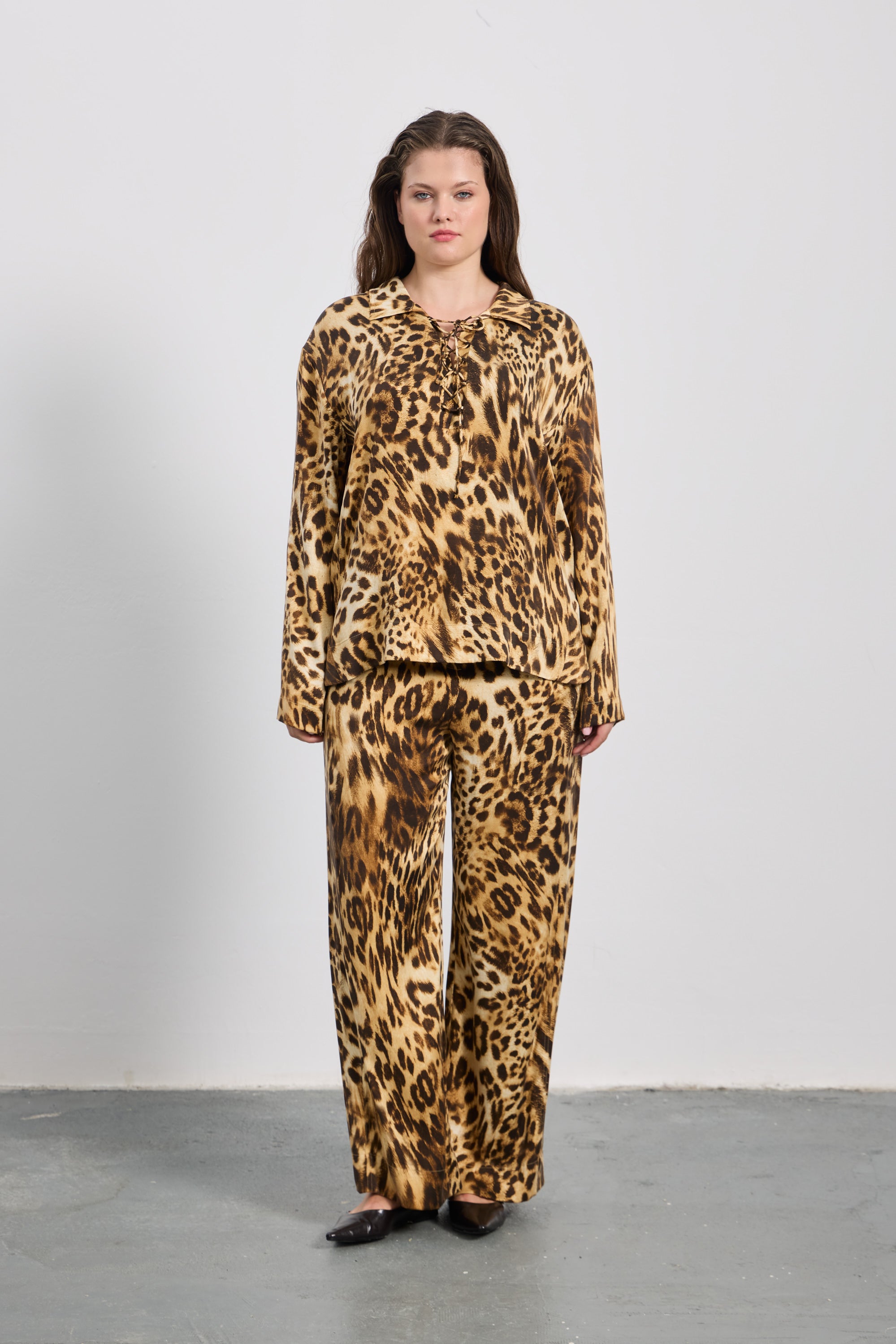 FINGSTON Leopar Desenli Geniş Paça Saten Pantolon Desenli