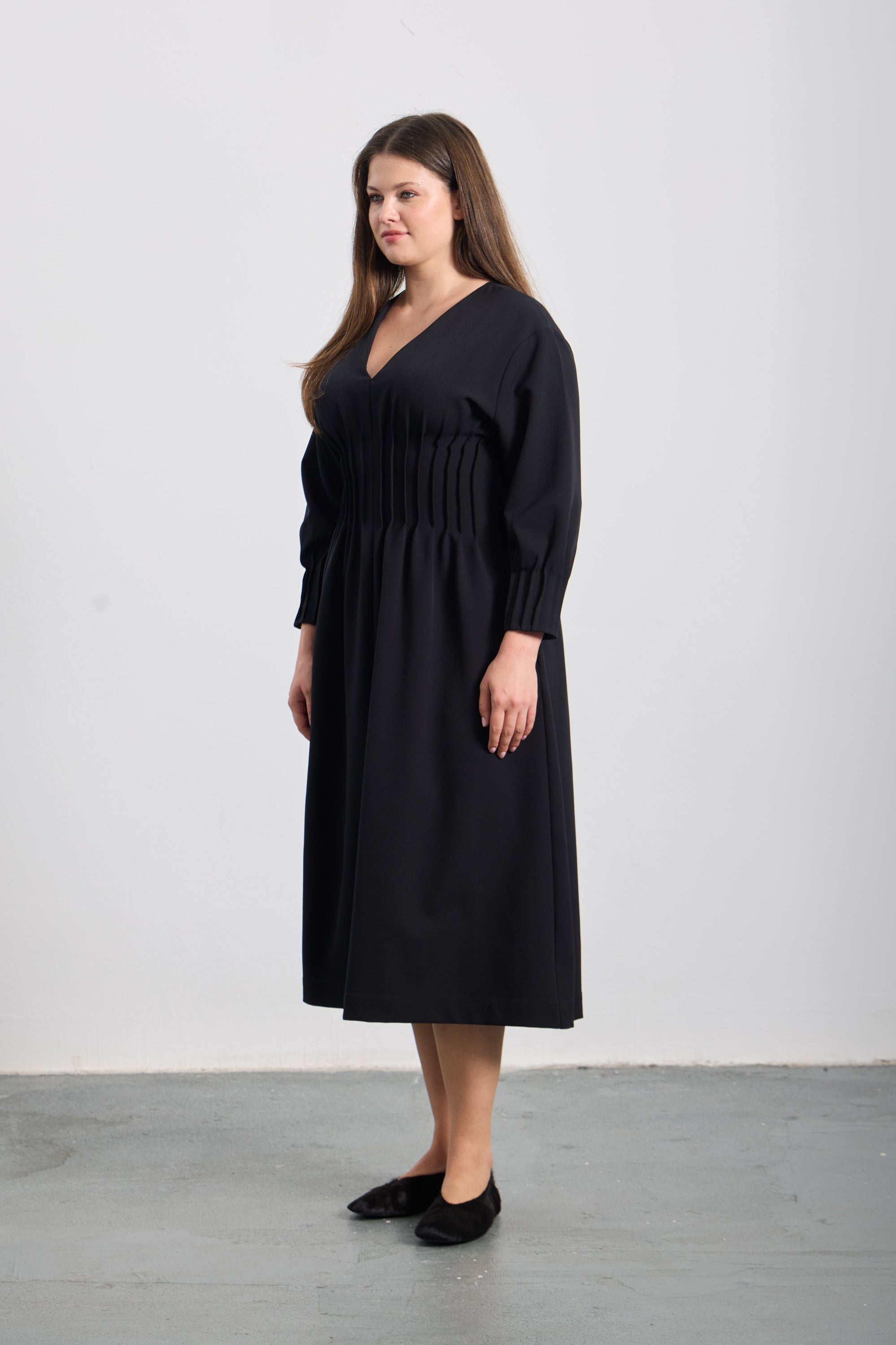 NATILDA V Yaka Pileli Midi Elbise Siyah