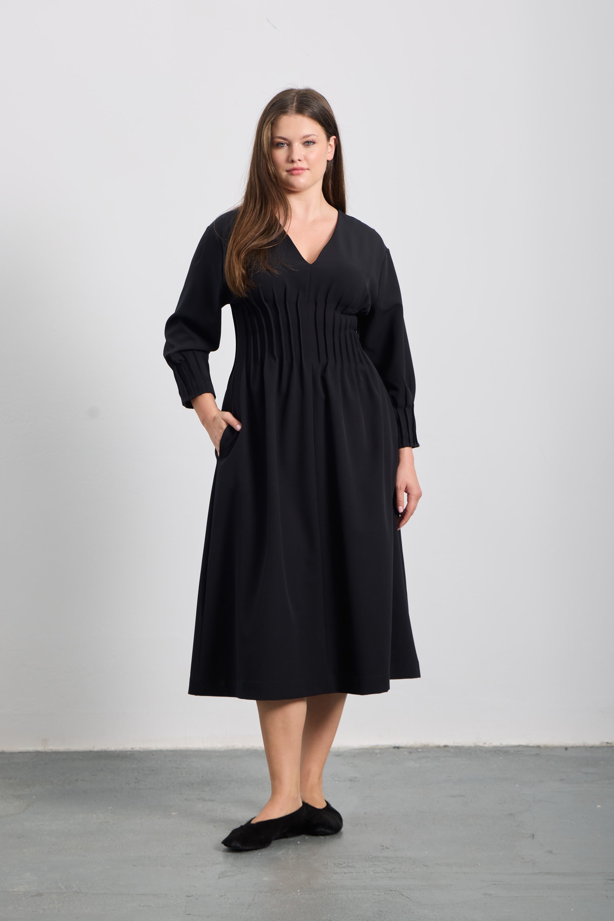 NATILDA V Yaka Pileli Midi Elbise Siyah